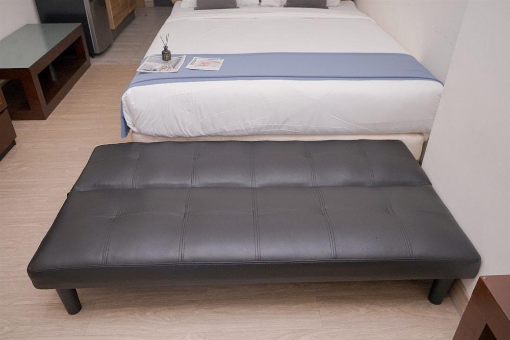 Good Deal and Comfy Studio at Collins Boulevard Apartment