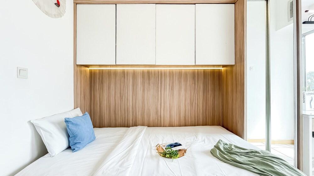 Modern Living Studio Room Apartment M-Town Residence