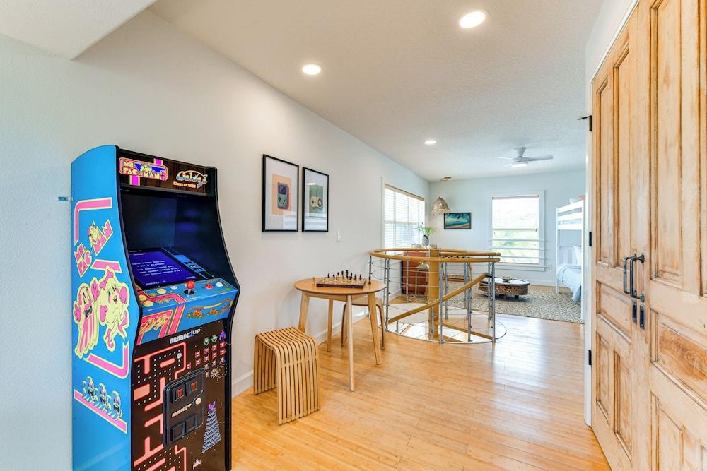 Walk to Gulf: Luxe Luau-themed Gem in Holmes Beach