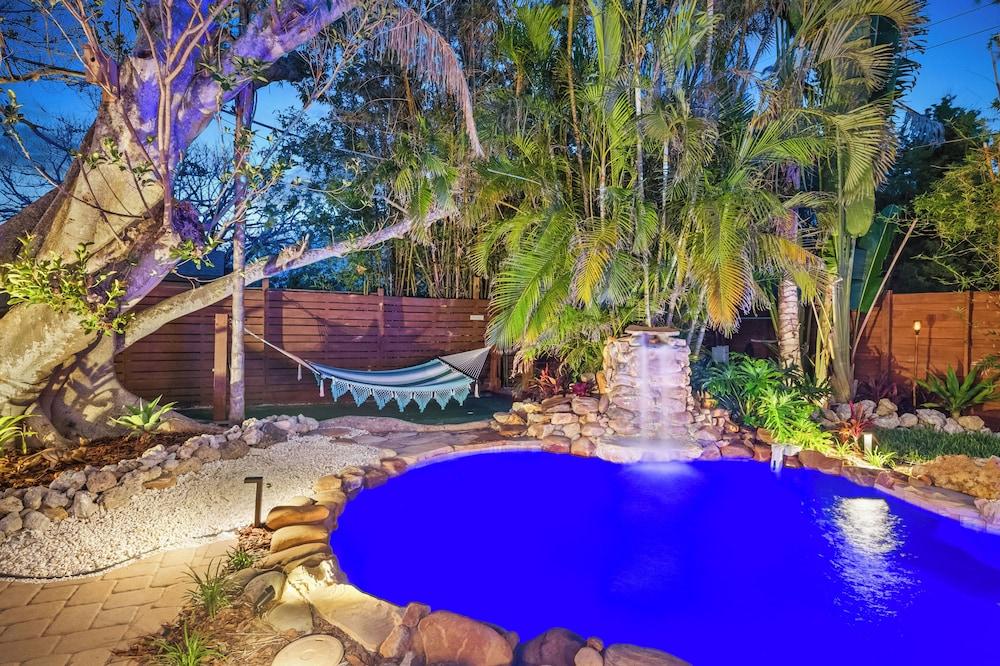 Walk to Gulf: Luxe Luau-themed Gem in Holmes Beach