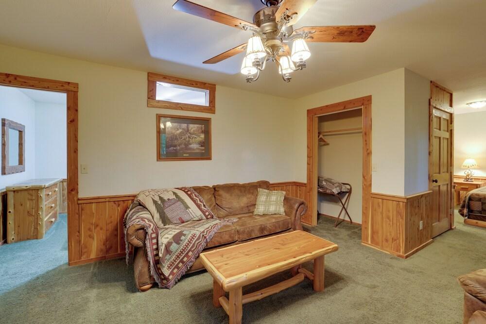 4 Mi to Beaver Lake: Peaceful Log Cabin w/ Deck!