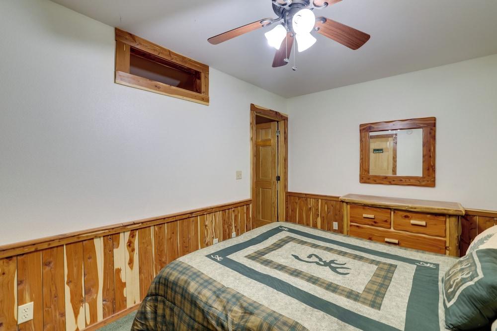 4 Mi to Beaver Lake: Peaceful Log Cabin w/ Deck!