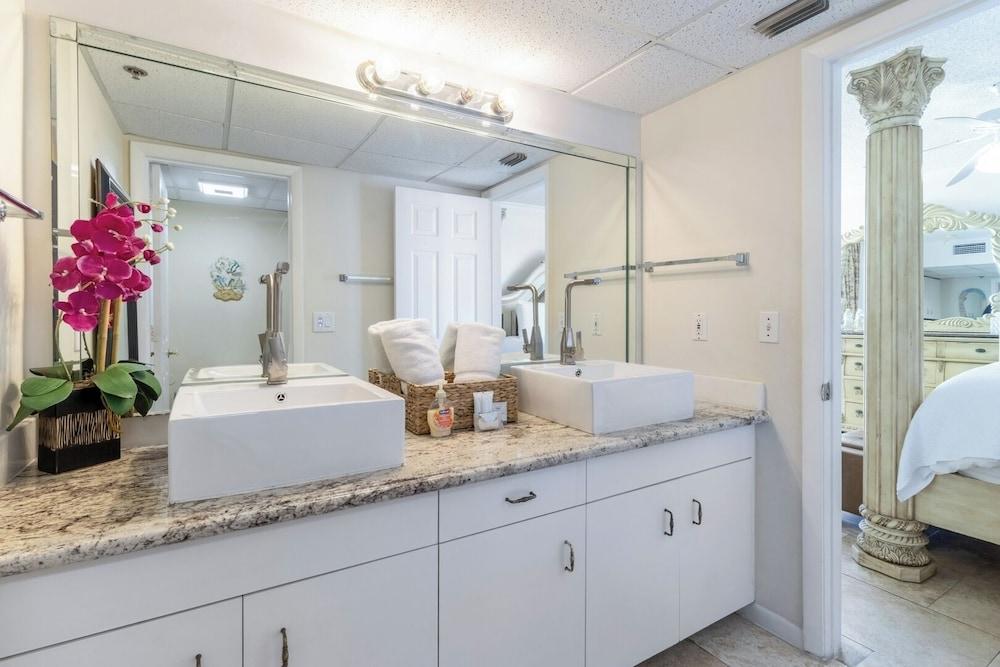 Beachfront King Suite Balcony + Jacuzzi