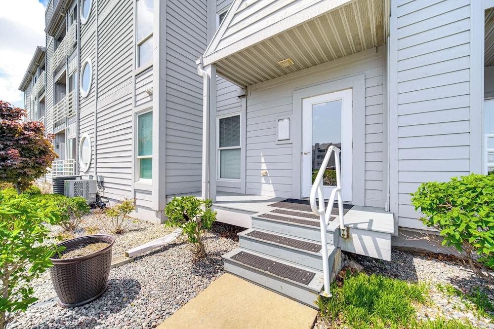 1 Mi to Ferry: Port Clinton Condo w/ Beach View!
