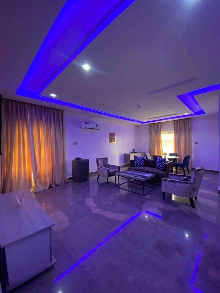 Marchforte-Courtyard Hotel