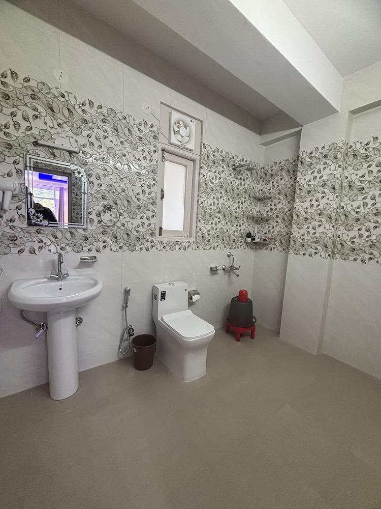 Hotel The Luxeblue Shimla Mountain View