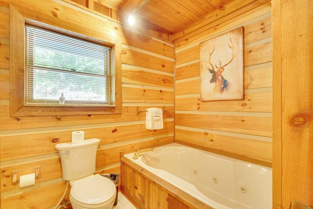 2 Mi to Gsmnp: Peaceful & Scenic Cabin w/ Deck