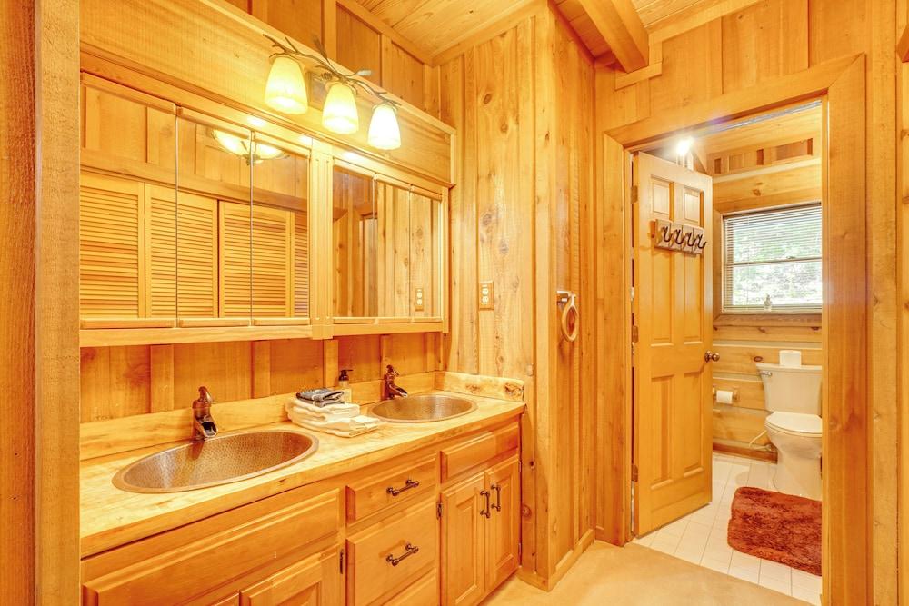 2 Mi to Gsmnp: Peaceful & Scenic Cabin w/ Deck