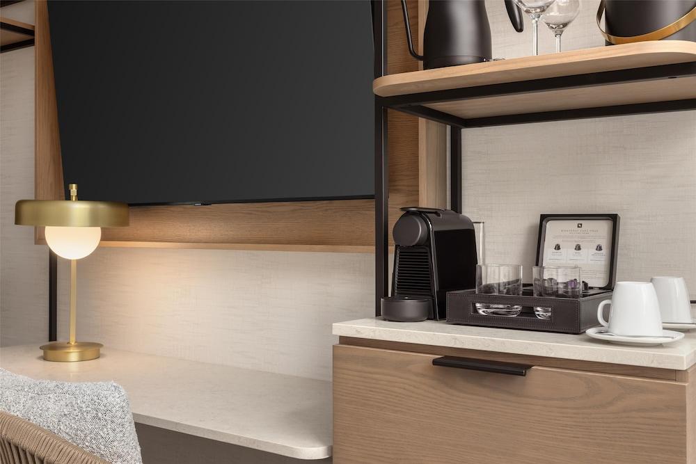 Hotel Railwayparc Montreal, Tapestry Collection By Hilton