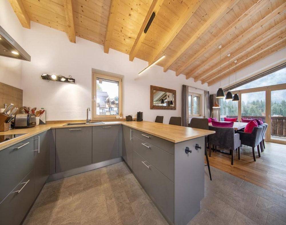 Stylish Alpine Chalet With Carport