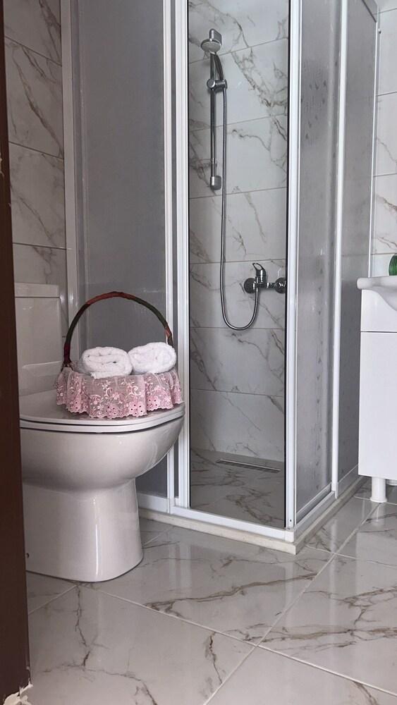 madam hrisa konukevi