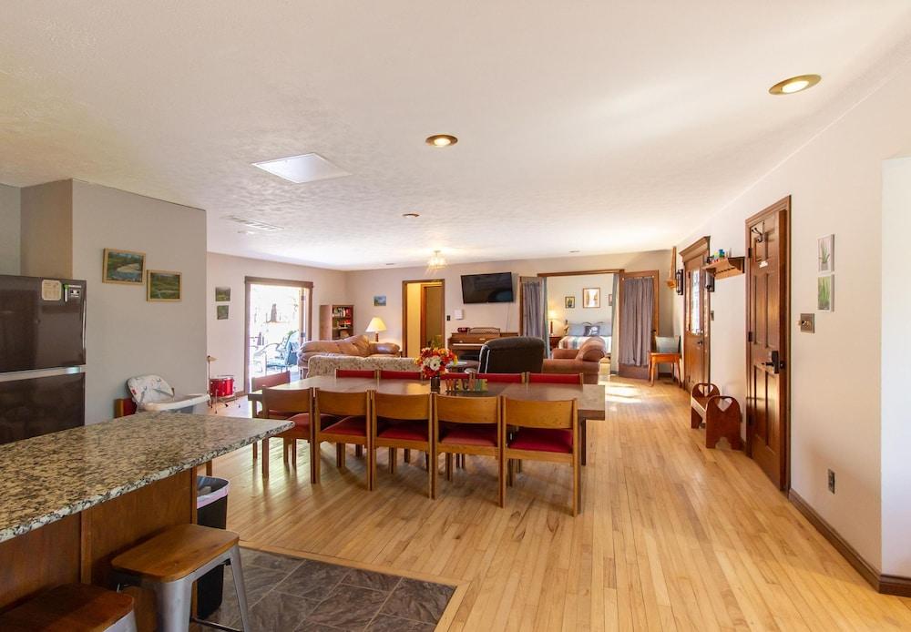 Private Room w Shared Pool Hot Tub and Fire Pit