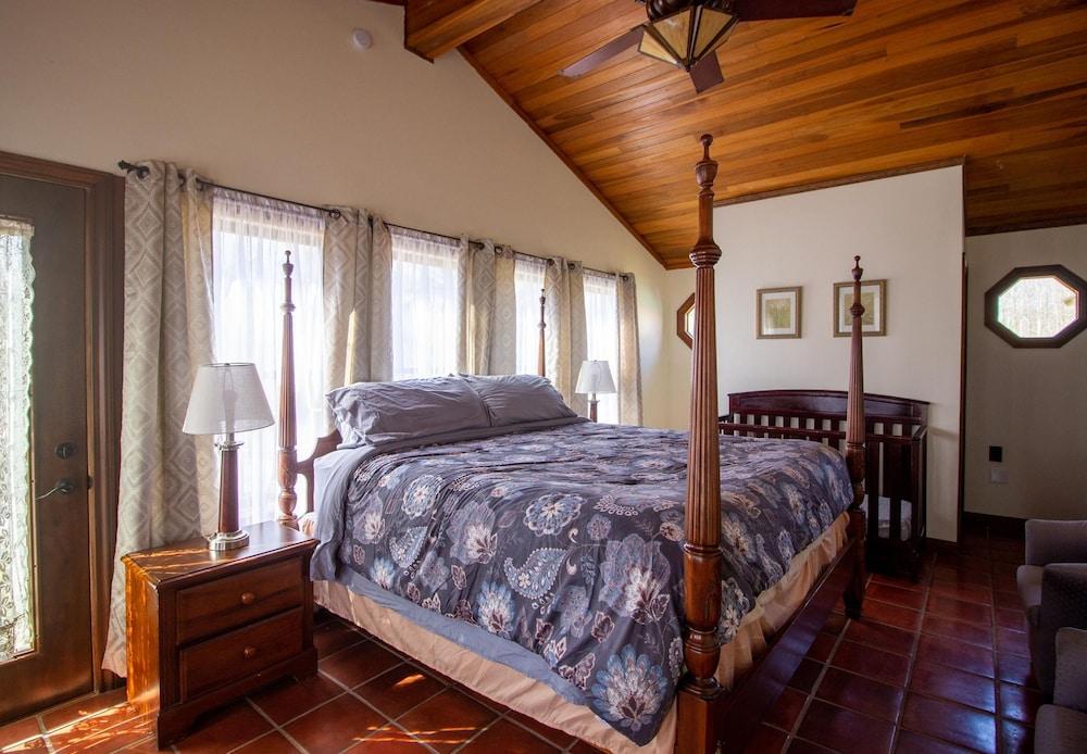 Private Room w Shared Pool Hot Tub and Fire Pit