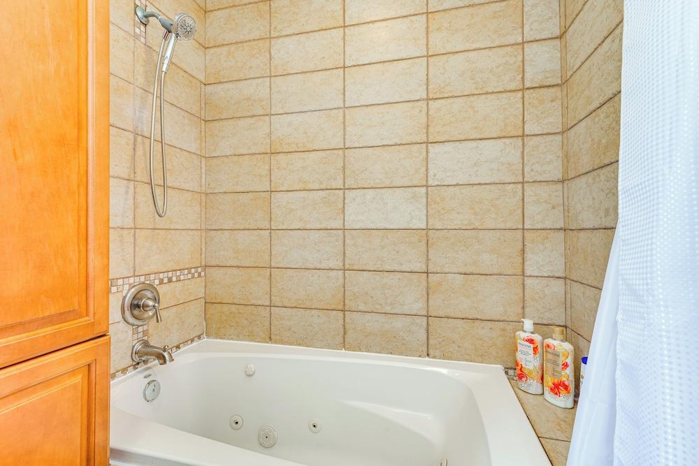 Walk to Ocean: Manhattan Beach Apt w/ Deck