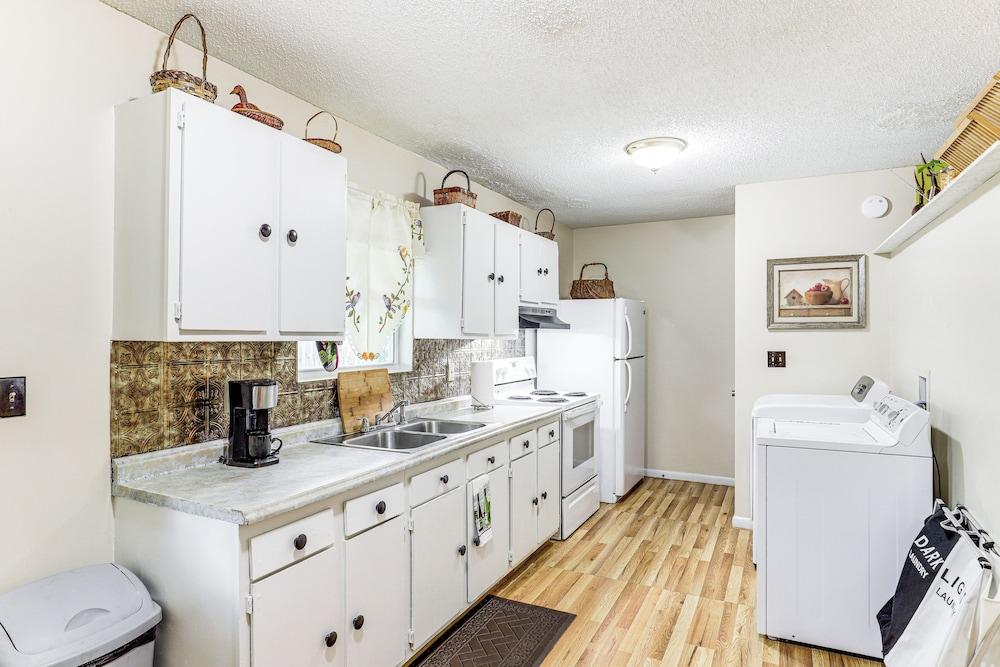 3 Mi to Dtwn Asheville: Duplex w/ Spacious Yard!