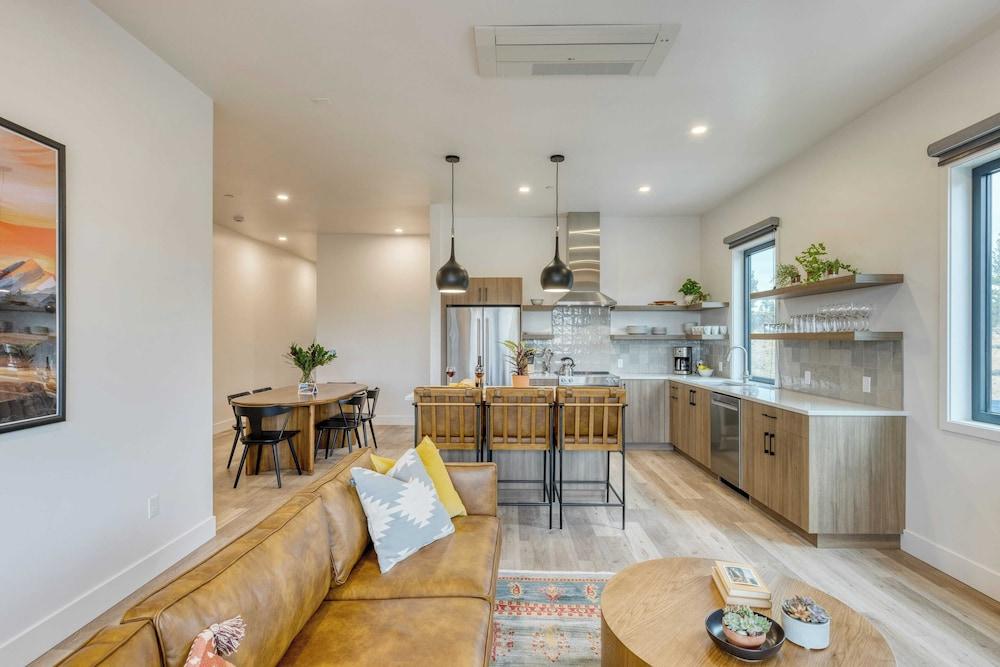 2 Units Minutes to Old Bend Deck + Hot Tub 1216 Skyline Ranch by Avantstay