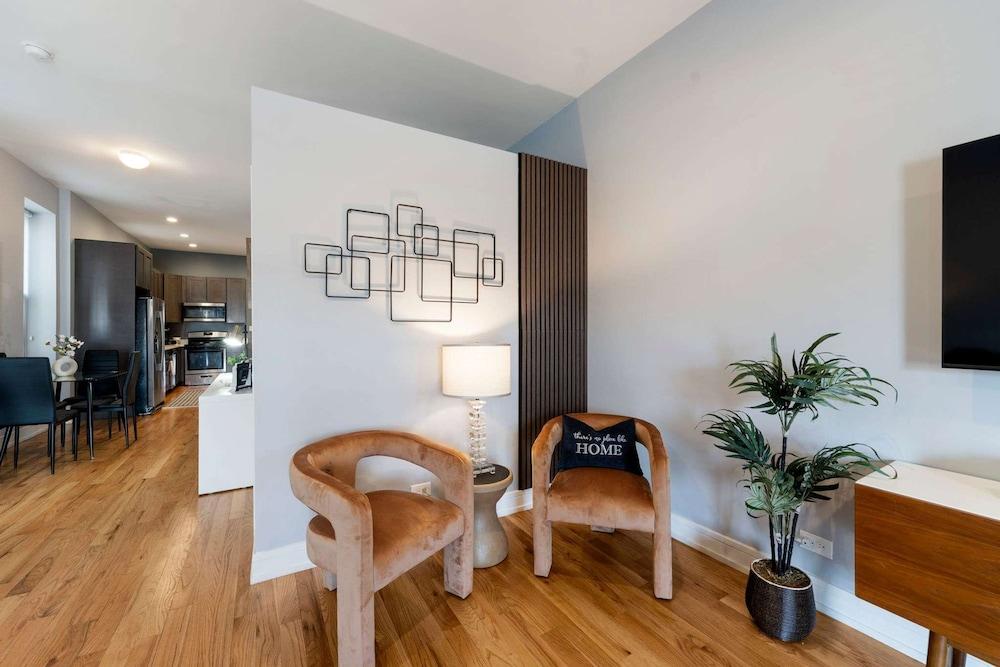 Cozy 2 Bed Home by West Loop With Parking Laundry