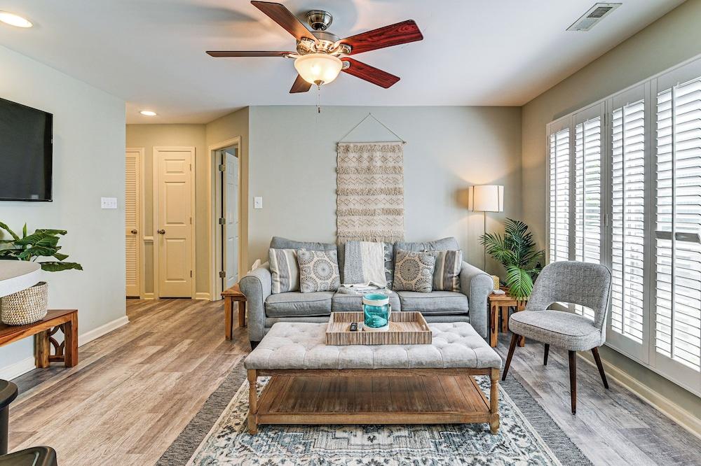 Walk to Ocean: Condo w/ Balcony in Myrtle Beach!