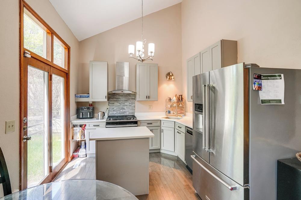 Private Yard & Grill: Quiet Getaway Near Albany!