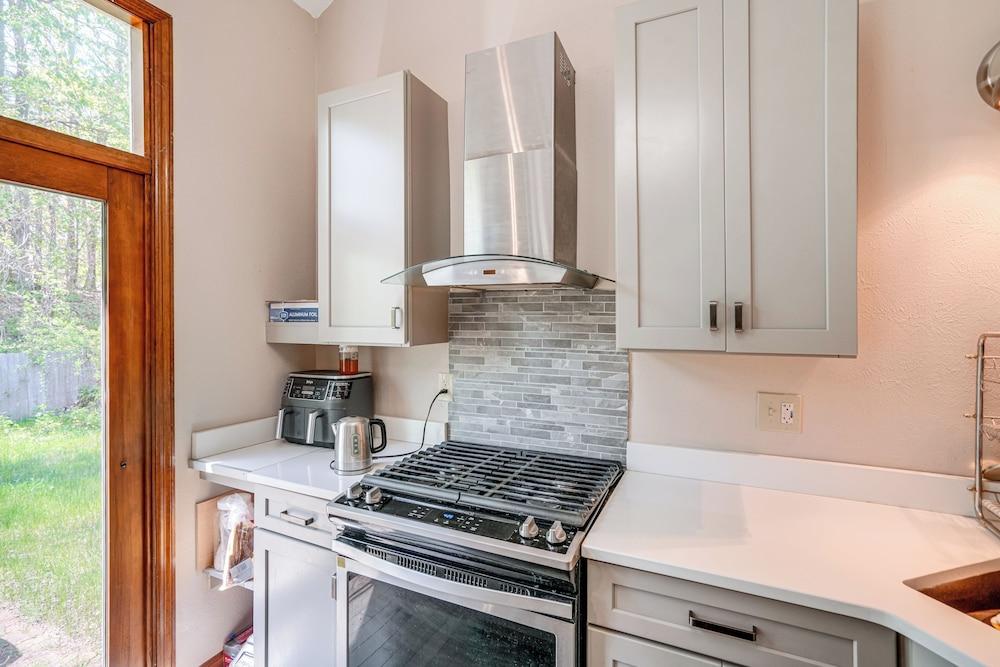 Private Yard & Grill: Quiet Getaway Near Albany!