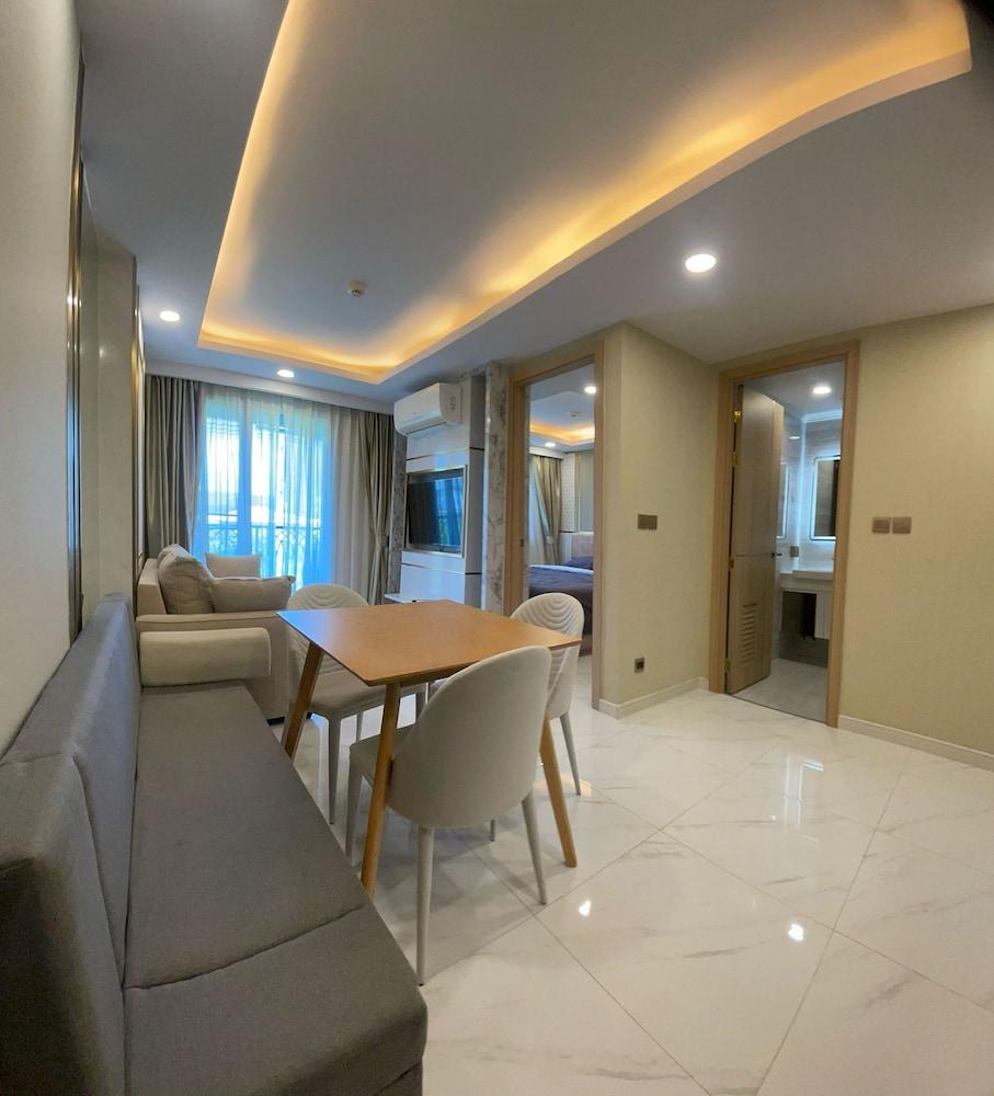 Teak GSR - Dusit Grand Park 2