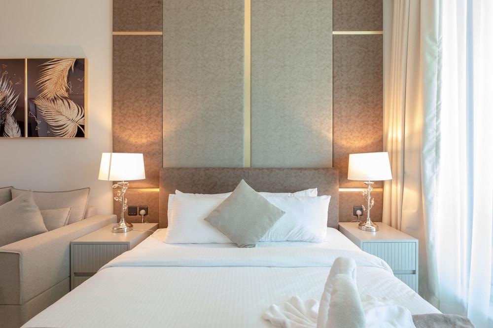 SIMPLY COMFORT Urban Chic Suites in J One Tower City & Canal Views