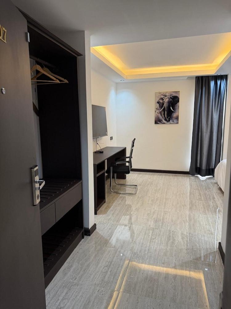 Debolonia Palace Hotel