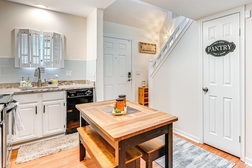 1 Mi to Mohegan Sun: Studio w/ Pool Access