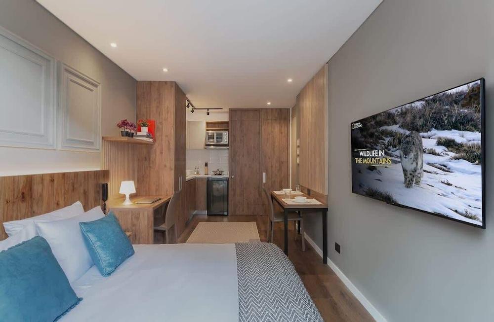 Majestic Loft w/ Balcony