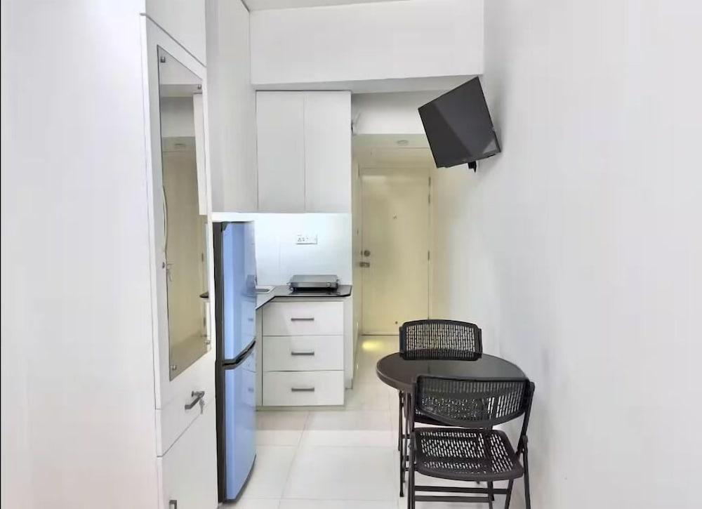 250 sqft 2 Studio Apt Pool and Sauna