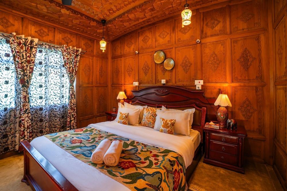 Moustache Houseboat Srinagar