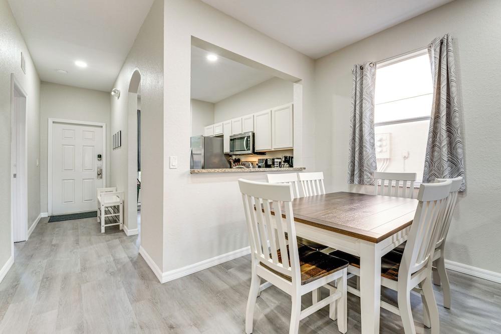 Resort Pool & Arcade: Family Townhome in Davenport