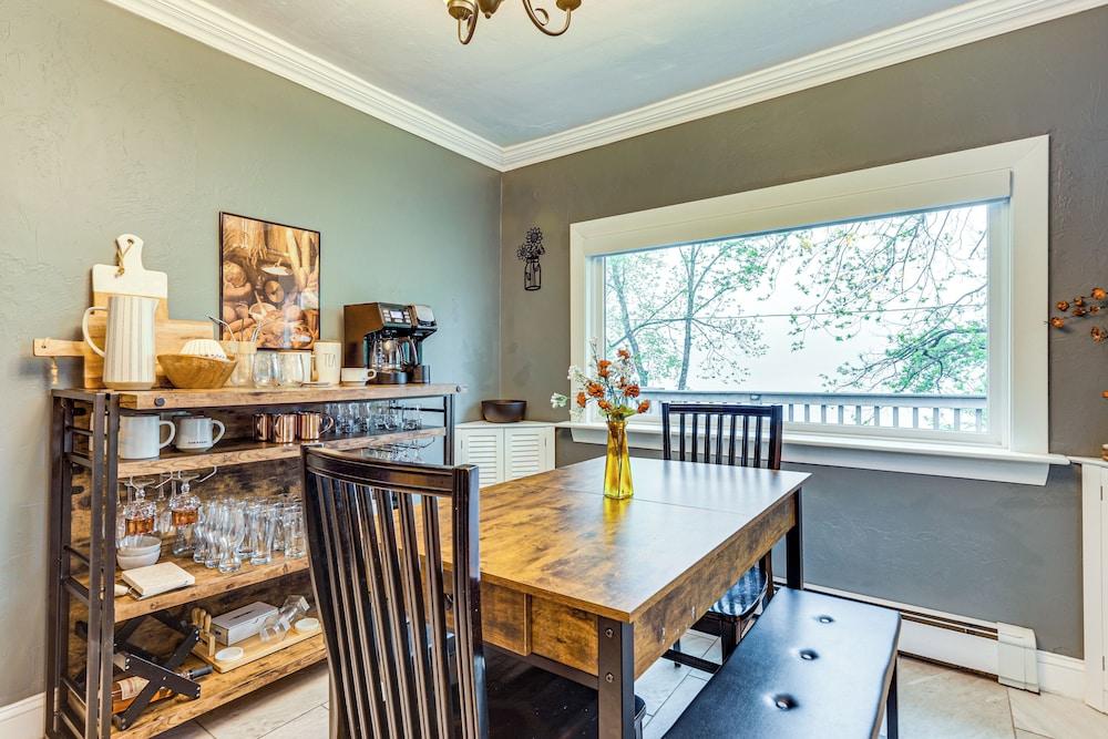 Lakefront Cottage 2 Mi to Palladium in Worcester!