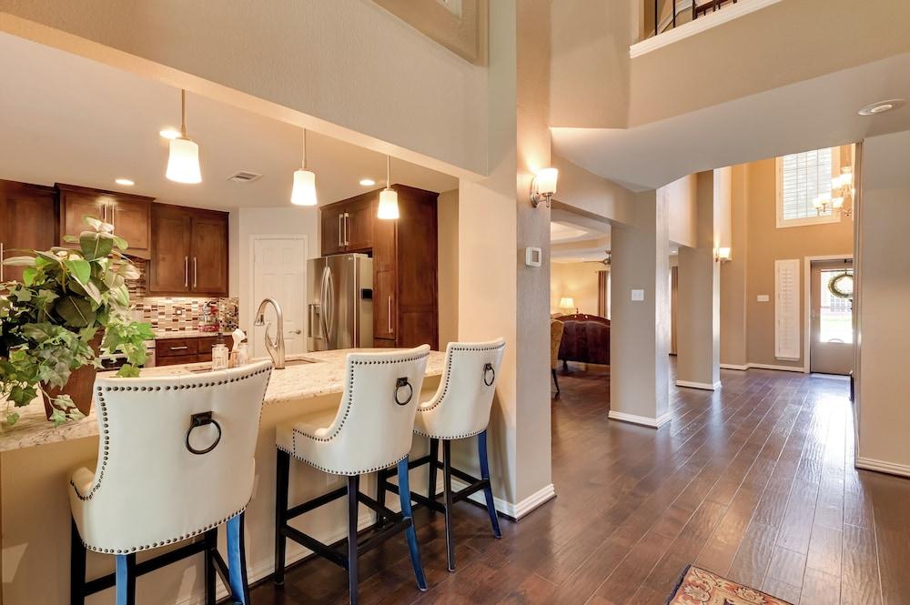 7 Mi to Lewisville Lake: Spacious Denton Home