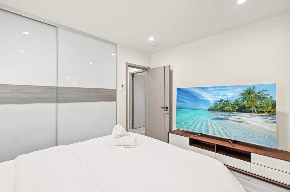 Stylish New Home Bright, Modern & Fully Stocked