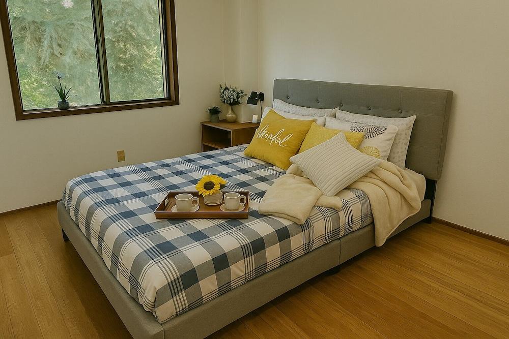 Beautiful House with Yard in Bellevue