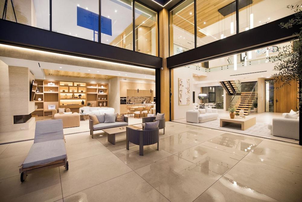 Hutton Villa - 5-bedroom Retreat in Iconic Beverly Hills Oasis