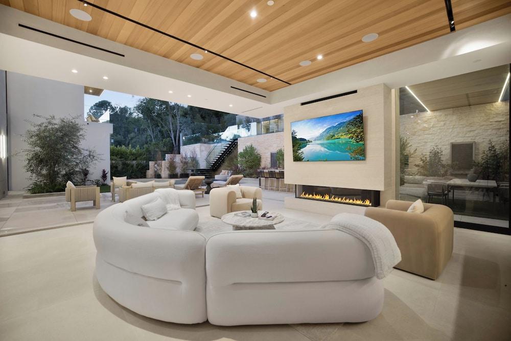 Hutton Villa - 5-bedroom Retreat in Iconic Beverly Hills Oasis