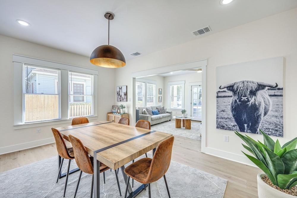 1 Mi to Dtwn: Family Home in San Antonio!