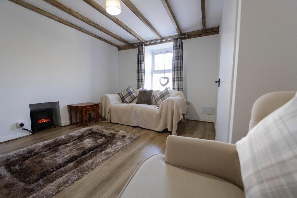 4 Guests - Pet Friendly - Fireplace - Parking