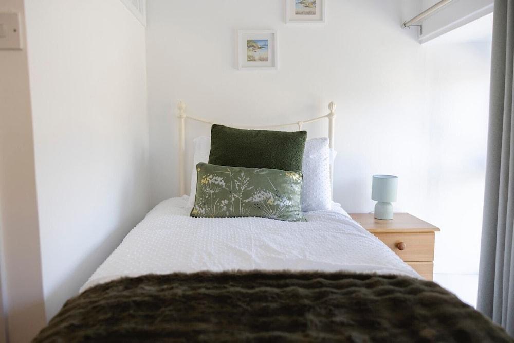 4 Guests - Pet Friendly - Fireplace - Parking