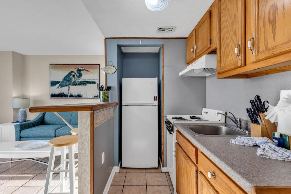 Hosteeva Oceanview Meridian Plaza Condo