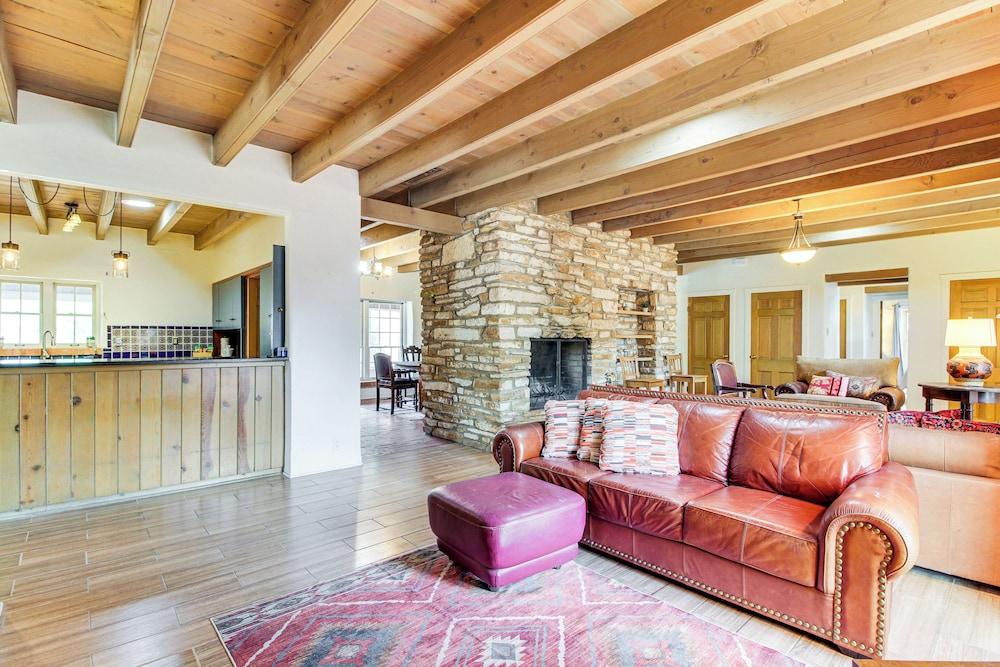 3 Mi to Zoo & Garden: Spacious Albuquerque Home