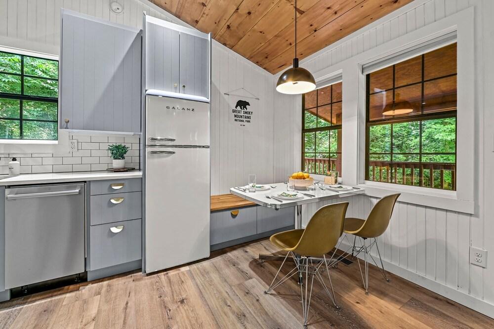 Smoky Mountains Honeymoon Cabin Dog Friendly