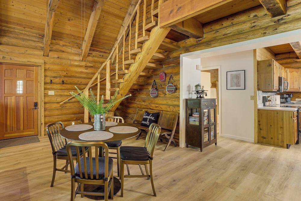 Covered Deck, Private Acreage: Log Cabin in Pine