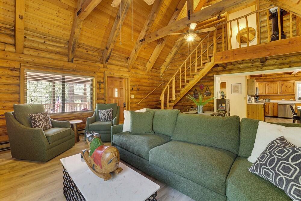 Covered Deck, Private Acreage: Log Cabin in Pine