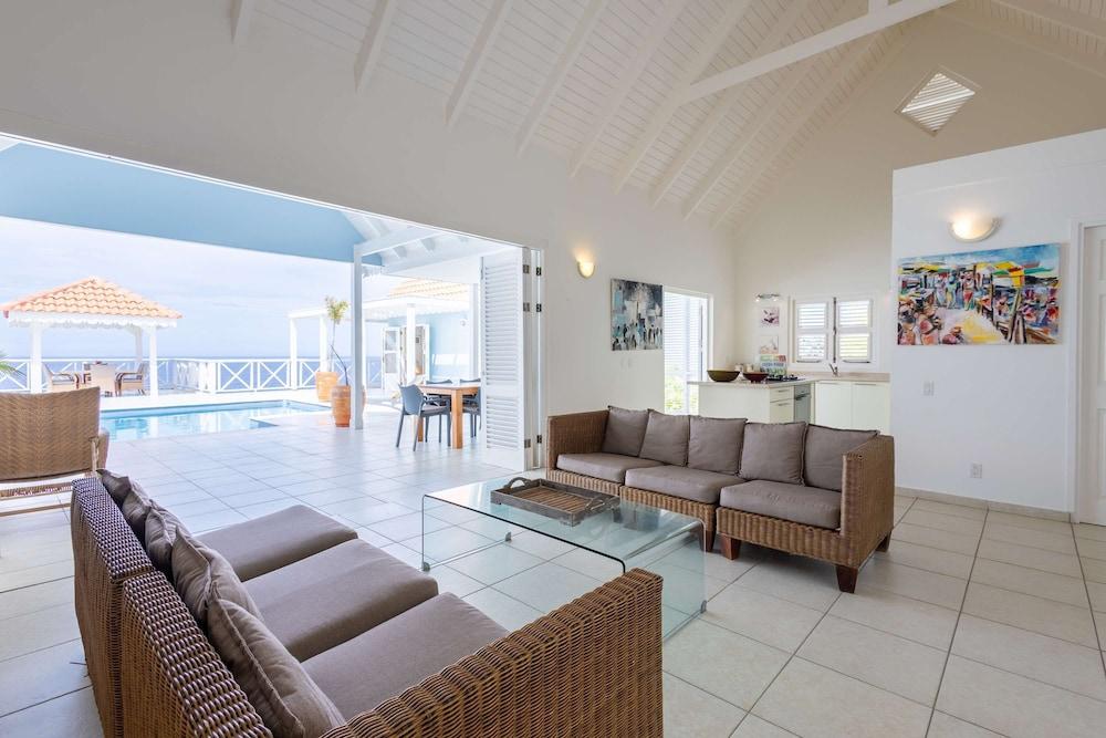 Ocean Whisper Villa in Sint Willibrordus