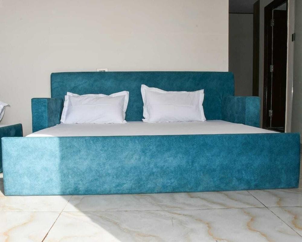 Hotel Leosh Lansdwone