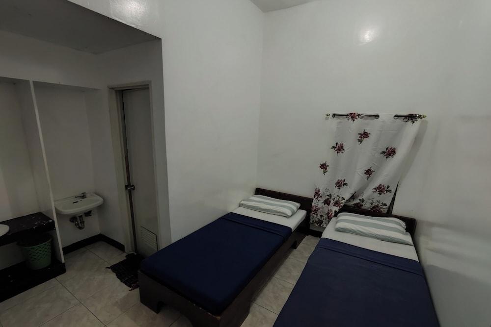 Green Ridge Apartelle