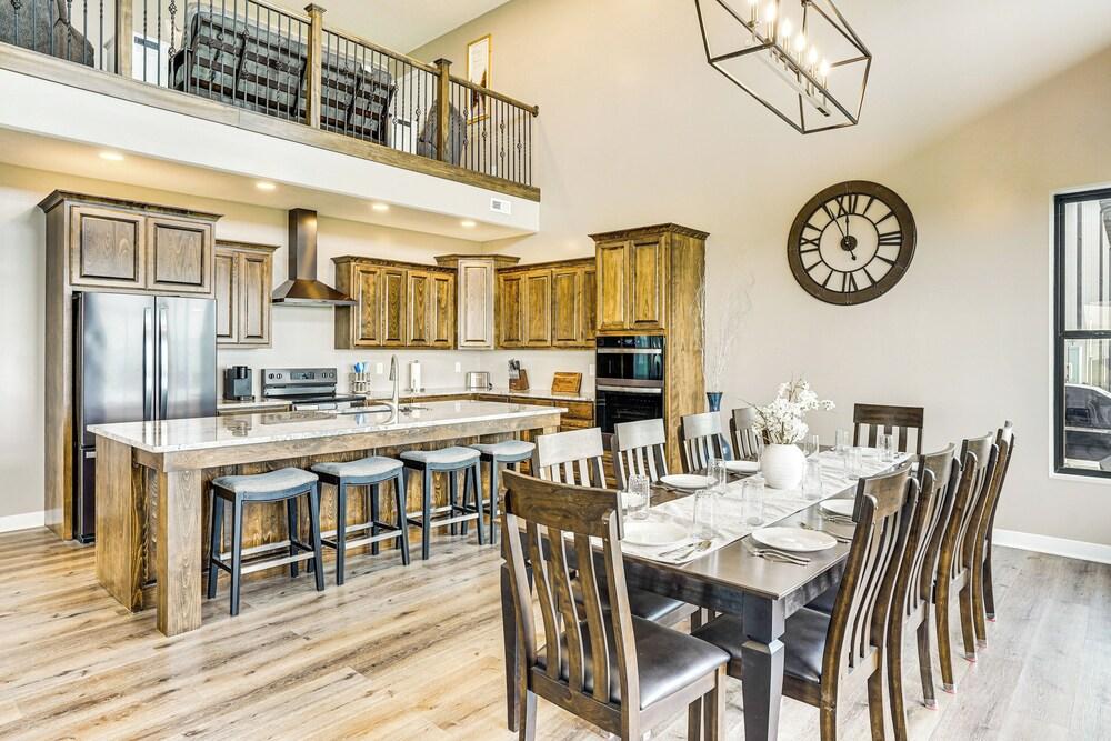 2 Mi to Lewis and Clark Lake: Spacious Getaway